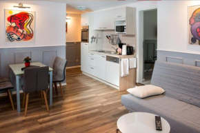 H&H Apartments im Herzen der Stadt geräumig ruhig zentral mit Küche und Esstisch, Greifswald